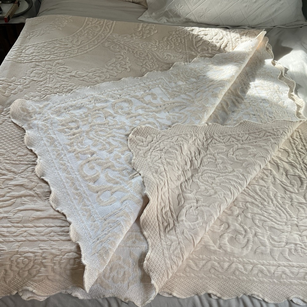 Domestications Jacquard Coverlet  2 Shams Medallion Center Scalloped Portugal